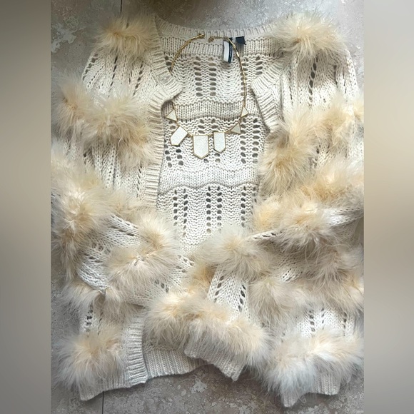 Sweaters - Elegant Cream Sweater with Faux Fur Accents with necklace